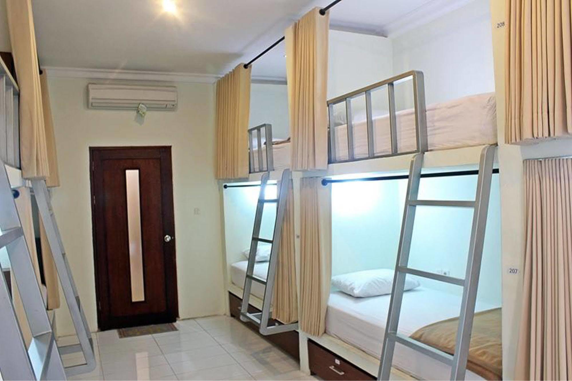 Legian Mirah Hostel מראה חיצוני תמונה